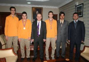 Öztürk'ten başarılı öğrencilere ödül